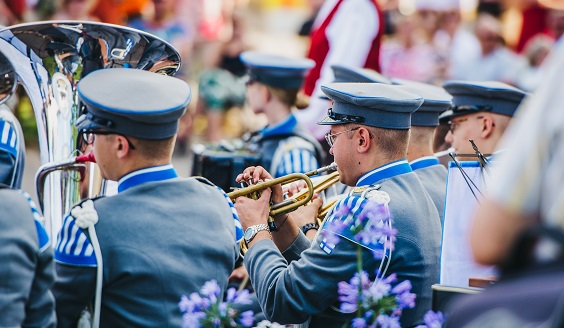 Torven soittajat soittamassa ulkokonsertissa