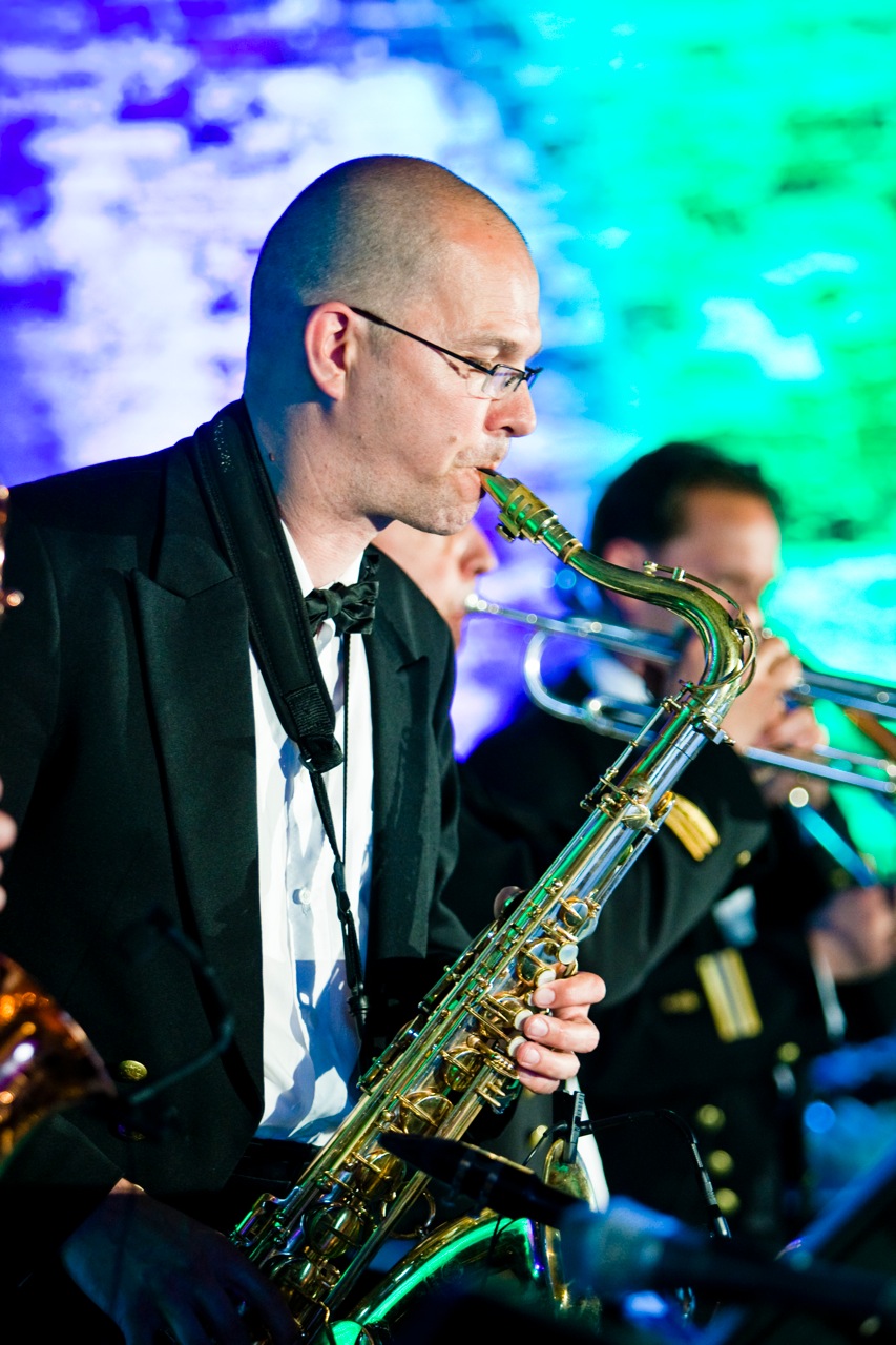 Man spelar saxofon