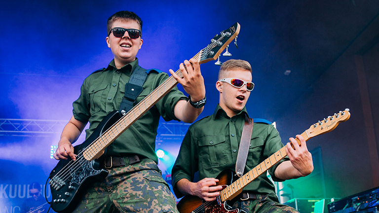 varusmiessoittokunnan showband lavalla